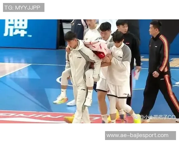 徐杰遭遇膝盖撞击半场表现不佳仅得1分1板1助离场受伤