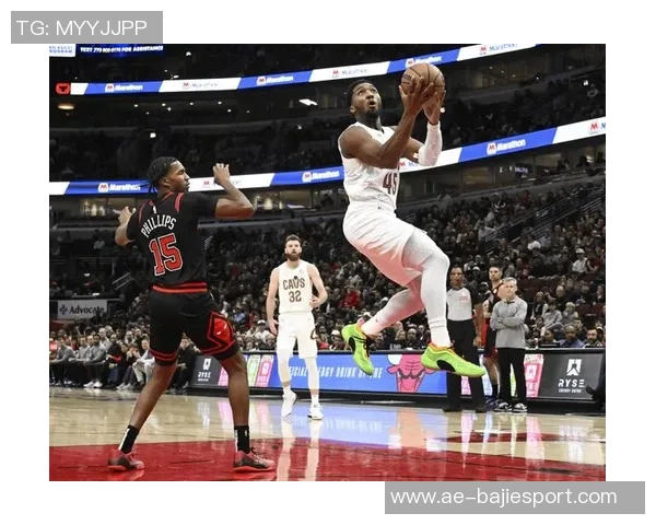 米切尔全场表现出色砍下33分助球队赢得胜利成为比赛关键人物