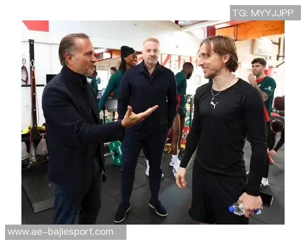 伊布与米兰老板卡迪纳莱会面阿莱格里等人共同参与讨论 伊布与米兰老板卡迪纳莱会面阿莱格里等人共同参与讨论