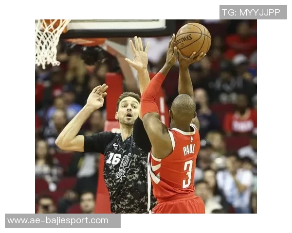 托尼帕克与保罗同现身马刺比赛现场引发球迷热议